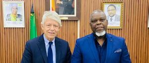 Edouard LOKO, président de la HAAC du Bénin, reçoit Denis RAPONE, représentant le président du REFRAM, en marge d’un séminaire du RECEF à Cotonou