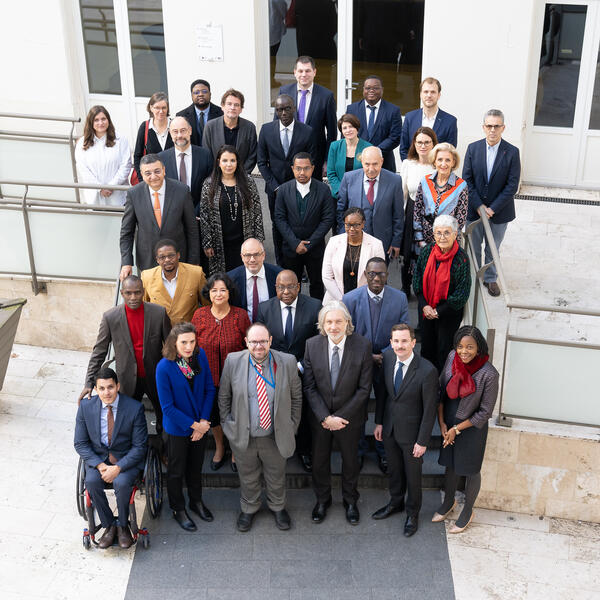 Les participants à la « table ronde francophone sur la régulation des plateformes pour l'information comme bien public » - Siège de l'OIF, Paris - 21 février 2023 - © Alex THARREAU / OIF